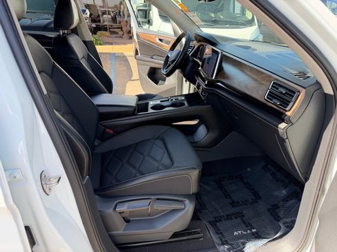 Used 2024 Volkswagen Atlas SE AWD/4WD image 19