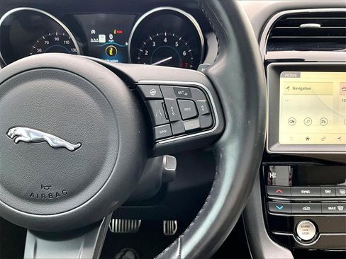 Used 2019 Jaguar F-PACE Premium image 16