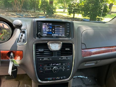 Used 2015 Chrysler Town & Country Touring FWD image 16