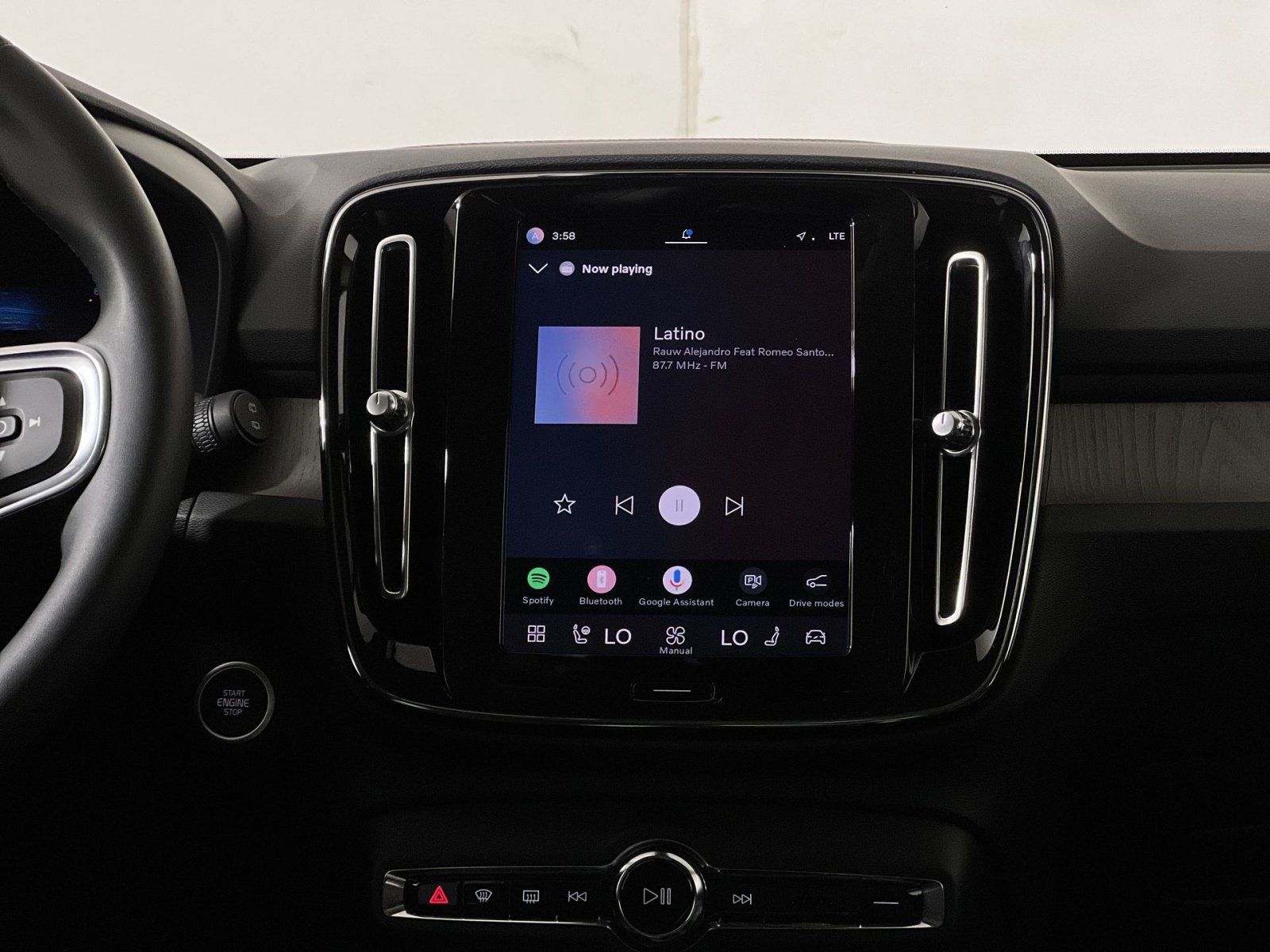 Used 2023 Volvo XC40 B4 Ultimate w/ Climate Package FWD image 18