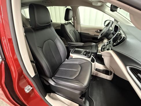 Used 2024 Chrysler Pacifica Touring-L FWD image 12
