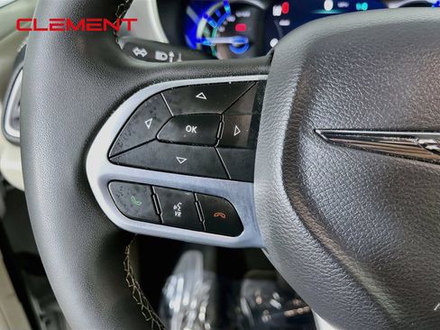 Used 2023 Chrysler Pacifica Touring-L FWD image 15