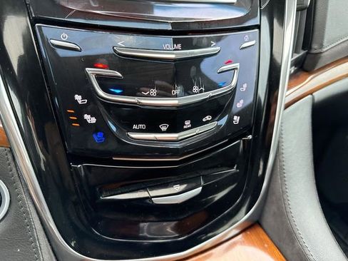 Used 2016 Cadillac Escalade Luxury AWD/4WD image 16