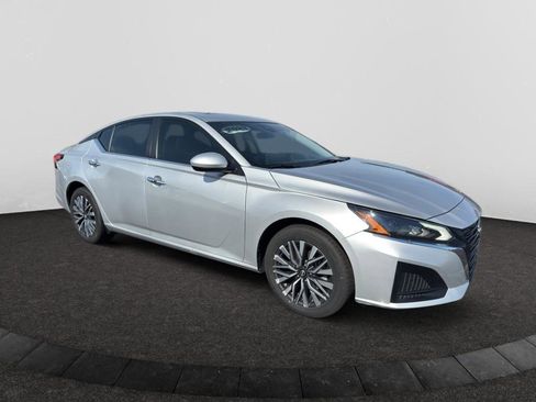 Used 2023 Nissan Altima 2.5 SV w/ SV Premium Package image 3