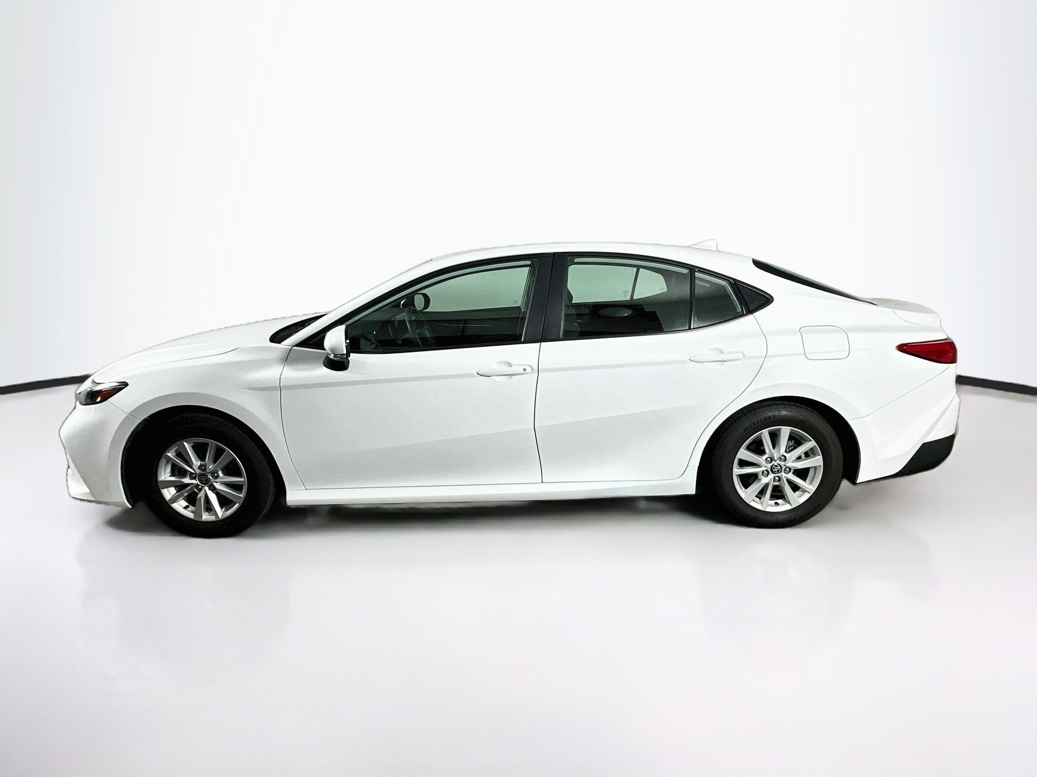 Used 2025 Toyota Camry LE FWD image 4