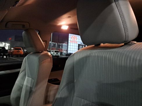 Certified 2018 Toyota Highlander Plus w/ Carpet Mat Package (TMS) image 19