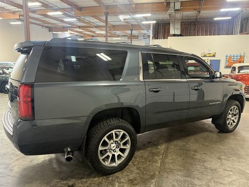 Used 2019 Chevrolet Suburban LT w/ Luxury Package AWD/4WD image 8