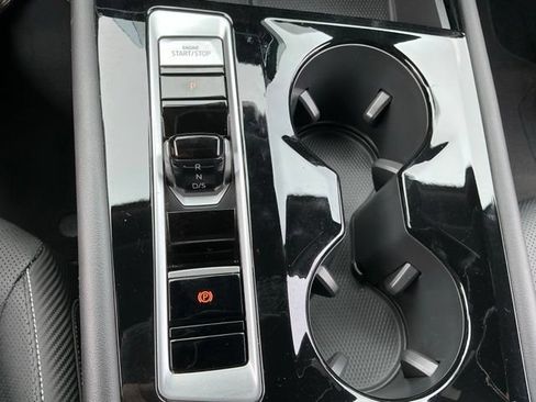 Certified 2024 Volkswagen Atlas Cross Sport SE w/ Panoramic Sunroof Package FWD image 28