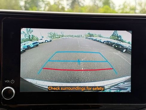 Used 2023 Toyota Highlander XLE FWD image 11