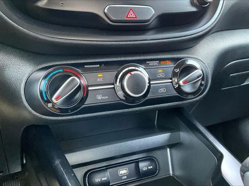 Used 2025 Kia Soul LX w/ LX Technology Package FWD image 32
