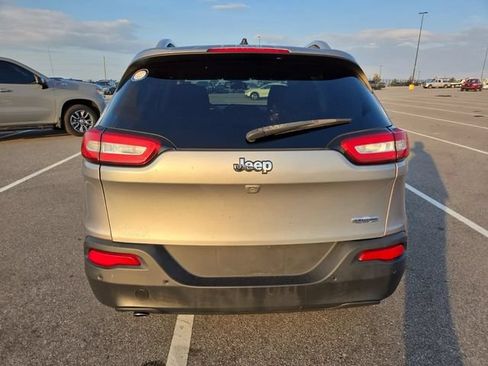 Used 2017 Jeep Cherokee Latitude w/ Safety/Convenience Group FWD image 2