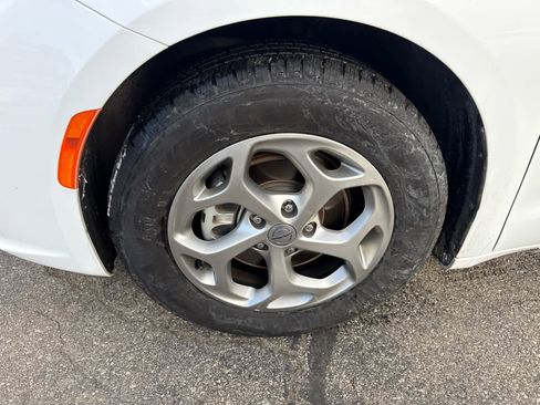 Used 2024 Chrysler Pacifica Limited image 3