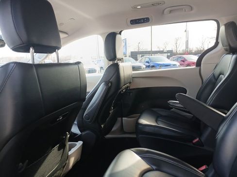 Used 2023 Chrysler Pacifica Touring-L image 26