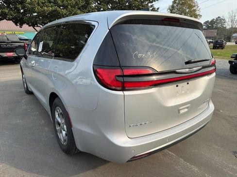 Used 2024 Chrysler Pacifica Limited image 5