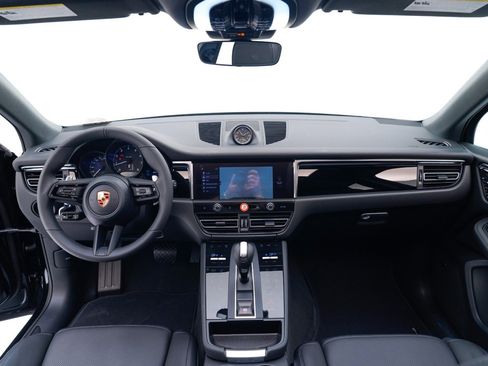 Certified 2026 Porsche Macan AWD/4WD image 18