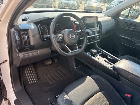 Used 2024 Nissan Pathfinder SV image 18