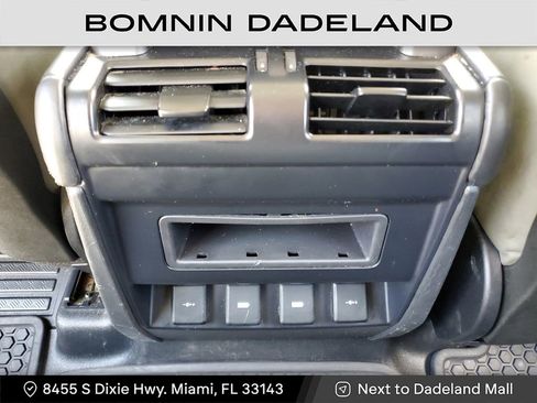 Used 2020 Land Rover Defender 110 SE image 11