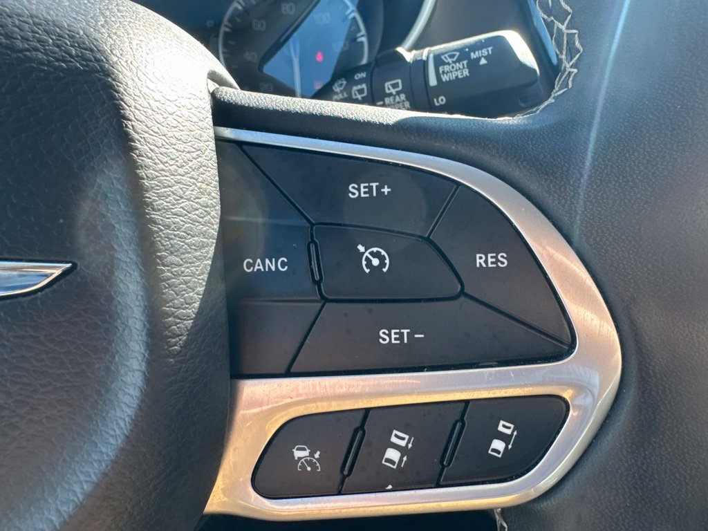 Used 2024 Chrysler Pacifica Touring-L FWD image 12
