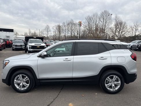 Used 2022 GMC Terrain SLE w/ Driver Convenience Package image 2