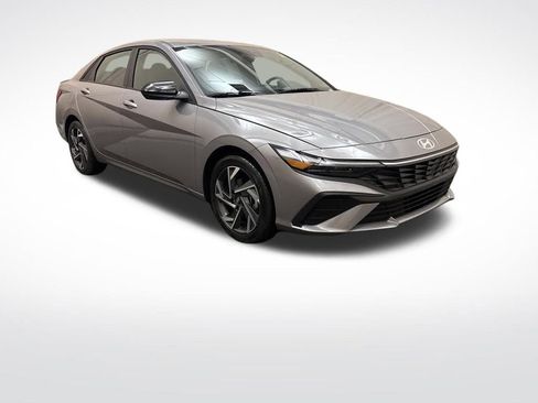 Certified 2025 Hyundai Elantra SE image 3