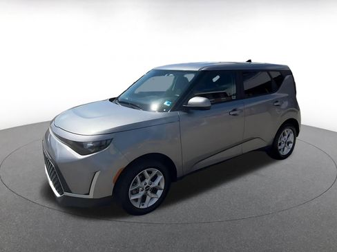 Used 2025 Kia Soul LX w/ LX Technology Package FWD image 8