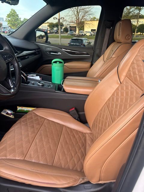 Used 2022 Cadillac Escalade Premium Luxury AWD/4WD image 4