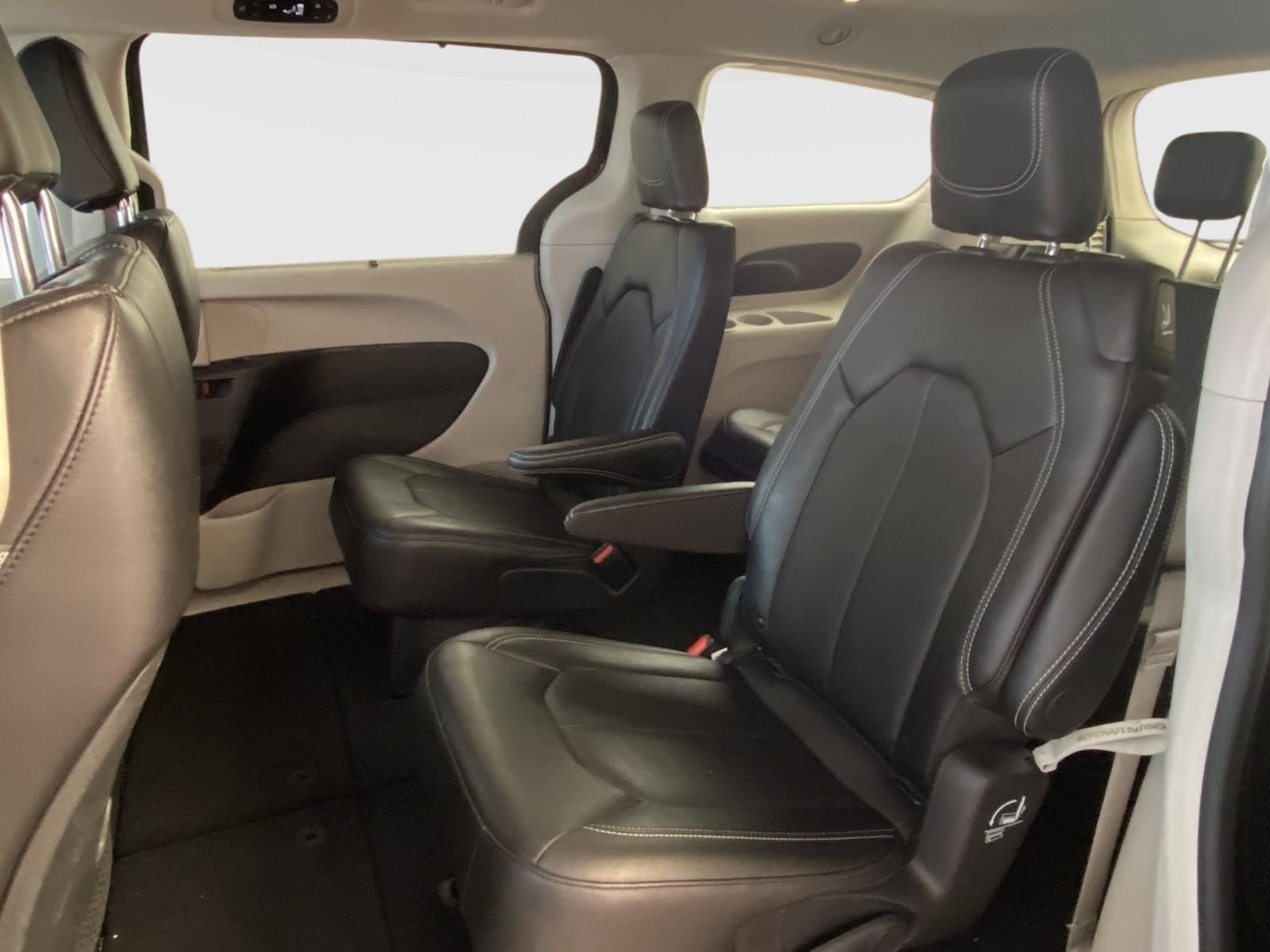 Used 2024 Chrysler Pacifica Touring-L FWD image 15