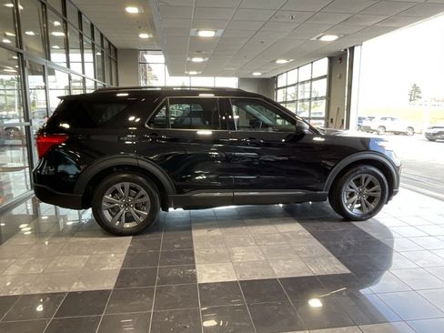 Used 2021 Ford Explorer XLT w/ Equipment Group 202A image 6