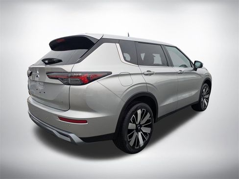 New 2025 Mitsubishi Outlander SE image 3