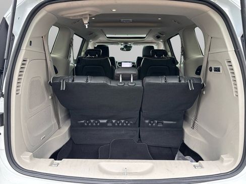 Used 2022 Chrysler Pacifica Limited w/ Uconnect Theater Family Group image 30