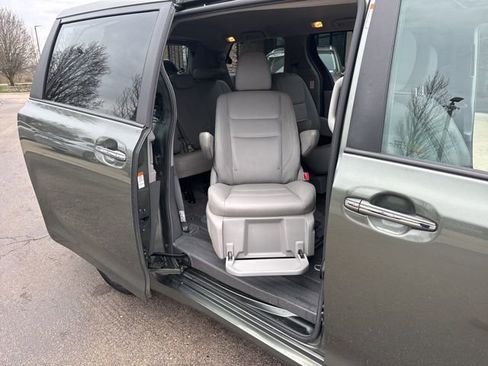 Used 2018 Toyota Sienna XLE w/ XLE Navigation Package image 34