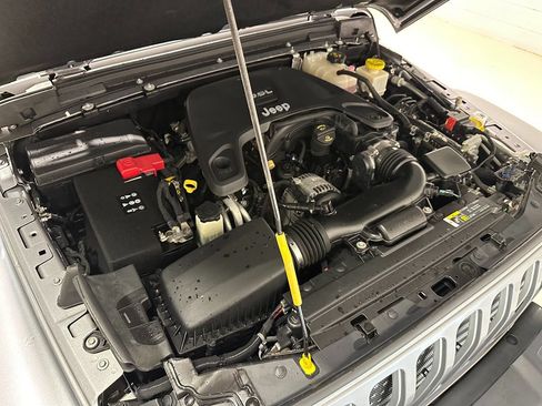 Used 2020 Jeep Gladiator Overland AWD/4WD image 4