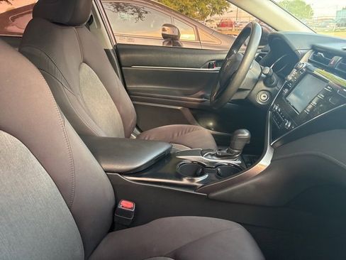 Used 2018 Toyota Camry LE image 3