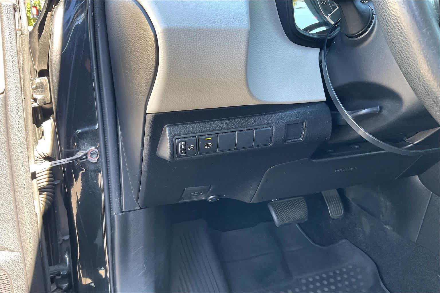 Used 2020 Toyota Corolla LE FWD image 32