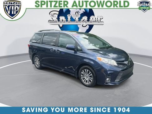 Used 2018 Toyota Sienna XLE w/ Carpet Mat Package FWD image 2