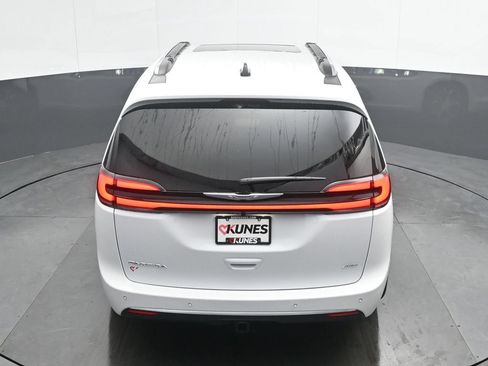 New 2026 Chrysler Pacifica Pinnacle w/ Trailer Tow Group AWD/4WD image 30