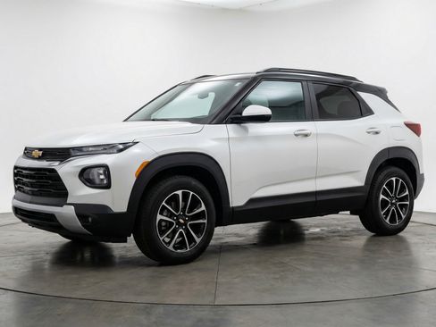 Used 2025 Chevrolet TrailBlazer LT image 3