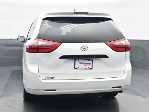 Used 2020 Toyota Sienna L image 5