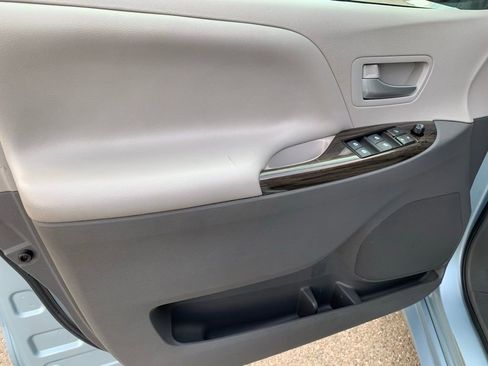 Used 2017 Toyota Sienna XLE Premium image 16
