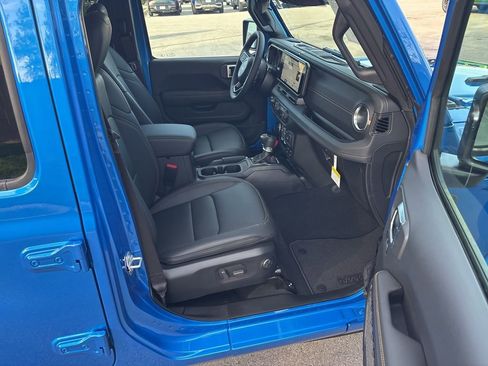 New 2026 Jeep Gladiator Sport AWD/4WD image 12