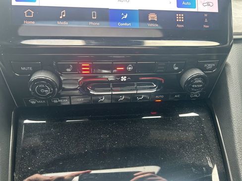 Used 2024 Jeep Grand Cherokee Limited image 32