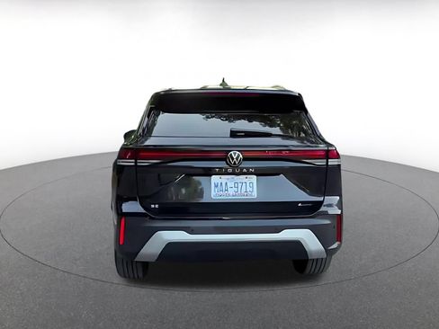 Used 2026 Volkswagen Tiguan SE AWD/4WD image 11