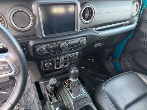 Used 2019 Jeep Wrangler Unlimited Sahara AWD/4WD image 18