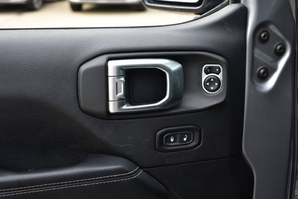 Used 2020 Jeep Wrangler Unlimited Sahara AWD/4WD image 17