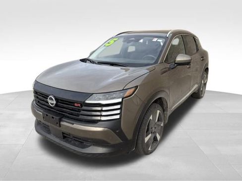 Used 2025 Nissan Kicks SR image 2