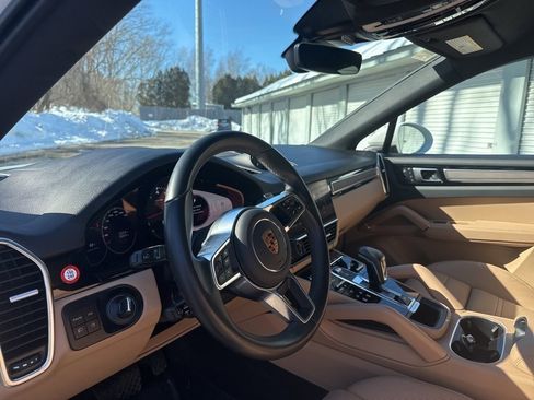 Certified 2023 Porsche Cayenne Platinum Edition image 10