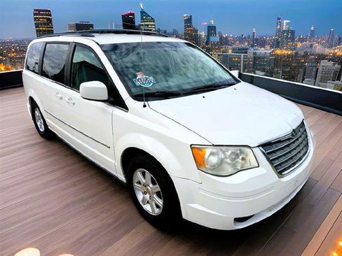 Used 2009 Chrysler Town & Country Touring image 1