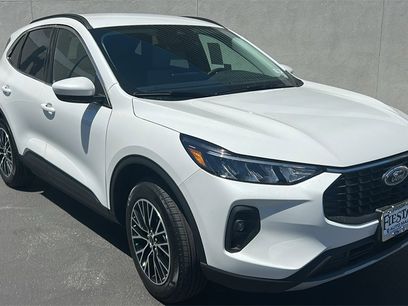 New 2025 Ford Escape SE w/ Class II Trailer Tow Package