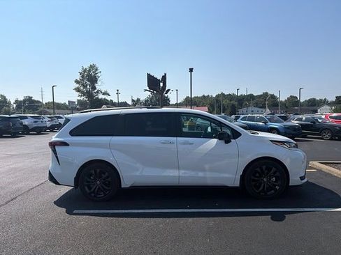 Certified 2025 Toyota Sienna XSE FWD image 9