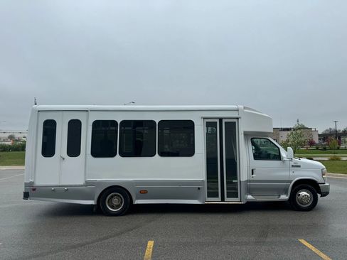 Used 2011 Ford E-450 and Econoline 450 Super Duty w/ Shuttle Bus Prep Pkg image 4